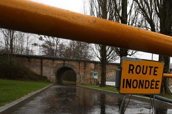 Les précipitations seront continues sur les départements pyrénéens avec d'importantes quantités de pluie en dessous de 1300 m puis plus de 2000 m l'après-midi, avec des cumuls de neige conséquents en altitude.