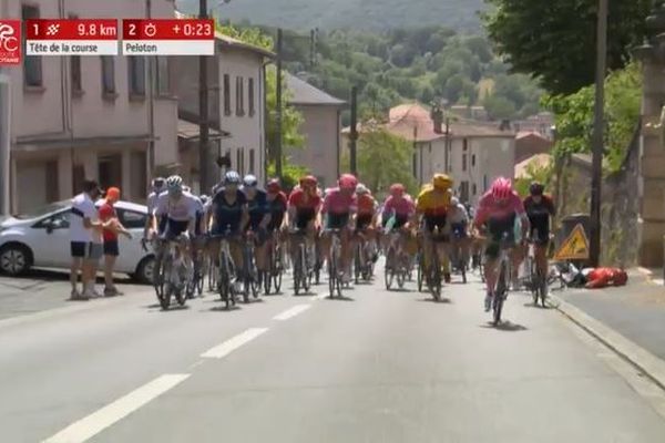 Nairo Quintana, en rouge au sol à droite de l'image, a chuté sur la deuxième étape de La Route d'Occitanie.