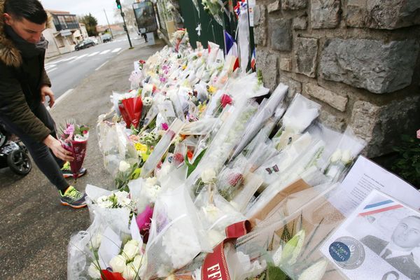 DÉPÔT DE BOUQUETS DE FLEURS A LA GENDARMERIE DE ST JACQUES COG EN HOMMAGE AU GENDARME ARNAUD BELTRAME DÉCÉDÉ LORS DE L'ATTAQUE TERRORISTE