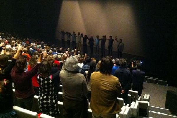 A Bonlieu, une minute de silence, avant le début du spectacle