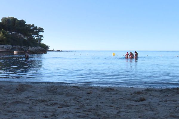 Les habitués se lèvent tôt pour profiter de la plage à Carry-le-Rouet