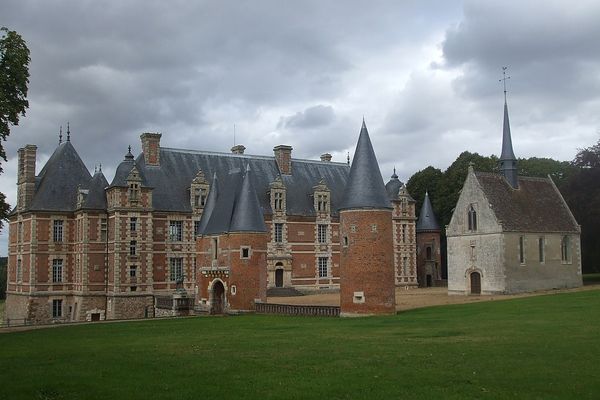 Dans l'Eure, à Gouville, un ciel menaçant ce SAMEDI sur le Château de Chambray.