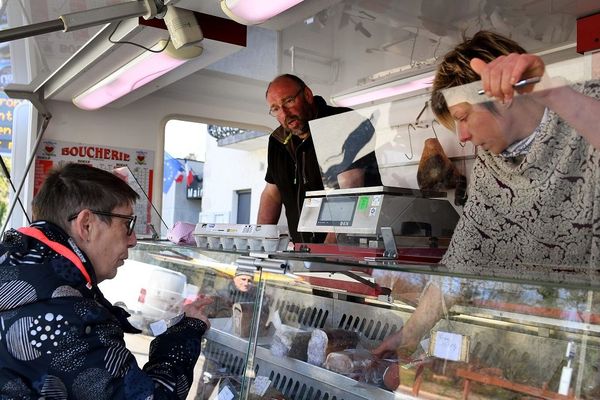 Les marchés sont désormais interdits. Néanmoins, les maires peuvent demander une dérogation auprès des préfectures pour les maintenir. (Photo d'illustration)