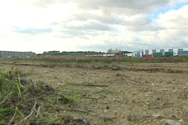 La fabrique de goudron devrait s'installer sur ce terrain, dans la zone d'activités située à l'Ouest de Béziers.