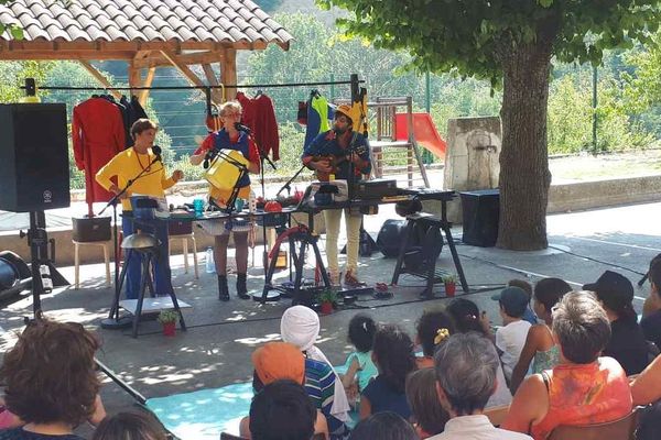 La compagnie "Les belles oreilles" au festival Textes en l'Air de Saint-Antoine-l'Abbaye 