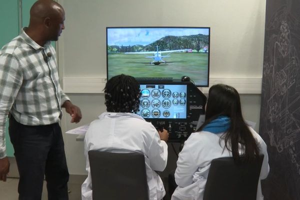 "Peut-être que ça va faire que je vais plus aimer les maths" espère Jade, la manette dans les mains