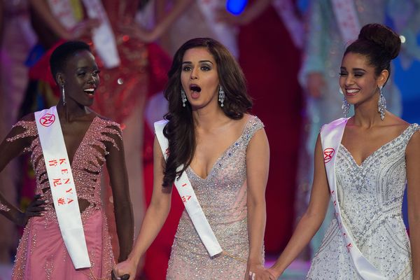 Miss Inde, nouvelle miss monde avec à sa gauche Aurore Kichenin, l'Héraultaise.