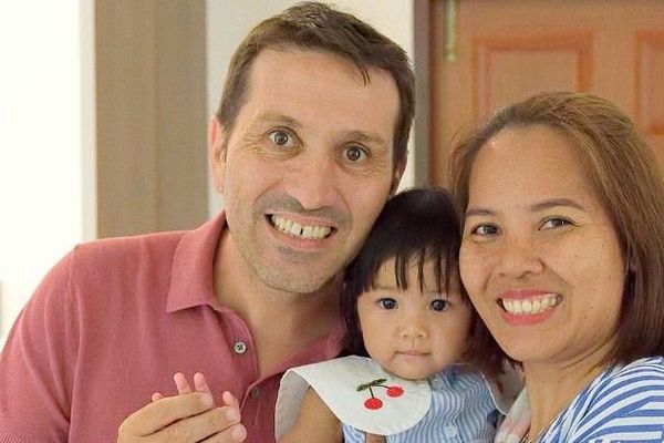 Fabrice avec son épouse Paï et leur fille d'un an Alisa. 