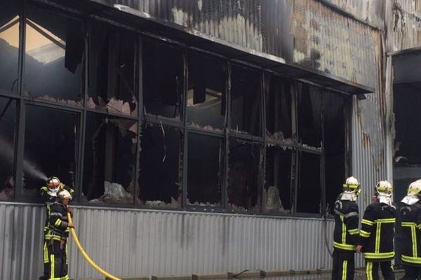 Une cinquantaine de pompiers est mobilisée sur les lieux