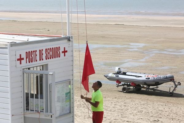 Terrible bilan ce lundi 21 juin sur les plages du littoral de l'Aude et de l'Hérault. 4 personnes sont mortes par noyade. Les flammes rouges ont été hissées et un appel à la vigilance est lancé par les services de secours.