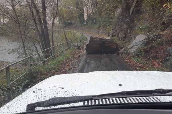 Le 4 novembre 2019, un énorme rocher bloquait entièrement la route.