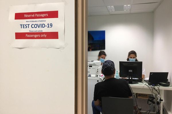 Des tests COVID-19 PCR sont pratiqués à l'aéroport de Nice pour les passagers volontaires.