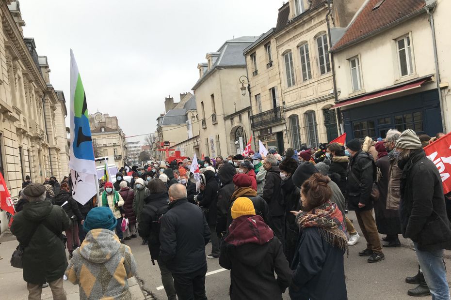 In Dijon, nearly 300 people gathered in front of the prefecture