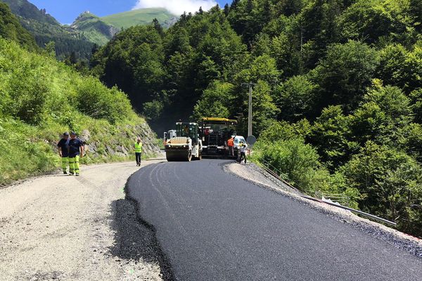 L'enrobé de la route a été posé lundi dans la journée. La circulation a ensuite été rétablie sur cet axe. 