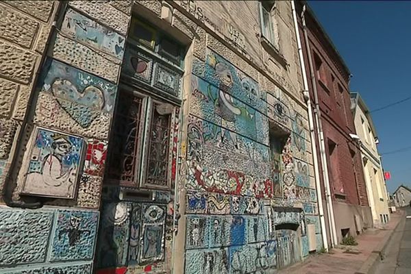 Depuis 20 ans, Caroline Dahyot dessine et peint sur les murs intérieurs et extérieurs de sa maison de Ault en baie de Somme.