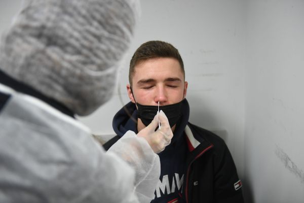 Un jeune homme réalise un test antigénique dans une pharmacie de Pleyber-Christ (29), le 6 janvier 2022 (Image d'illustration).