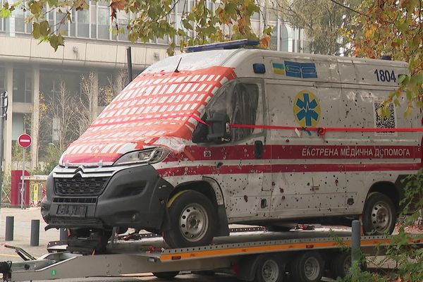 Une ambulance ukrainienne criblée de balles a été exposée à travers Grenoble (Isère), ce vendredi 1er novembre.