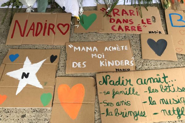 Il aimait sa famille, ses amis, la musique et Netflix. Près de 200 personnes ont marché à Saint Sébastien pour rendre hommage à Nadir Marouf, le jeune de 18 ans retrouvé asphyxié et ligoté le dimanche 9 août.