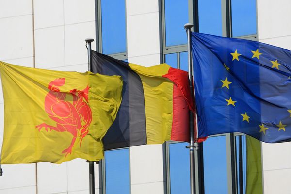 Les drapeaux de la Wallonie, de la Belgique, et de l'UE.