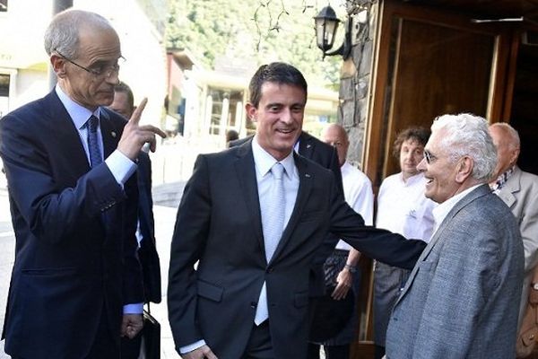 Antoni Marti, le Premier Ministre andorran et Manuel Valls, le Premier Ministre français s'entretienne avec un habitant d'Andorre-la-Vieille.