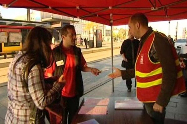 Le bureau d'embauche devant la gare de Mulhouse