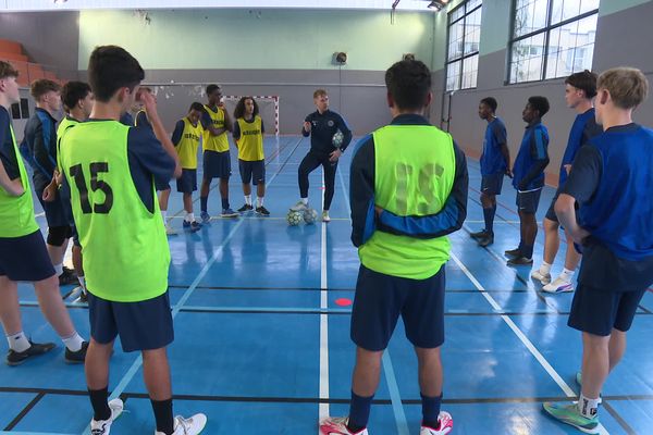 À l'origine, ces jeunes jouaient plutôt au football sur herbe mais ils se sont laissés convaincre par la pratique du futsal.