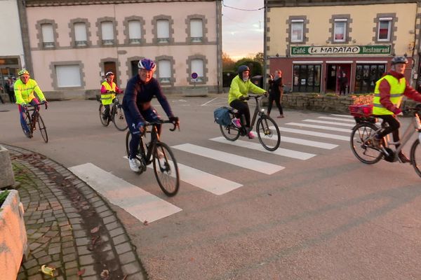 Des dizaines de cyclistes se sont élancés pour le tour du canton de Plouguin à vélo, pour le Téléthon.