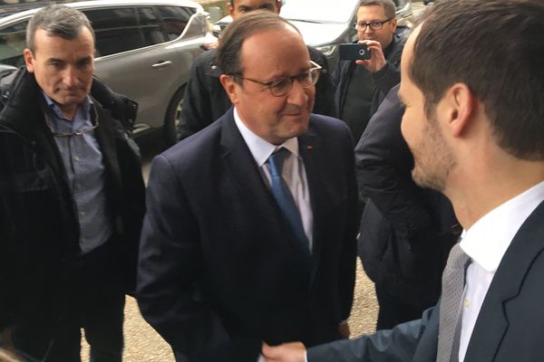 François Hollande arrive à la fédération socialiste à Tulle (19)