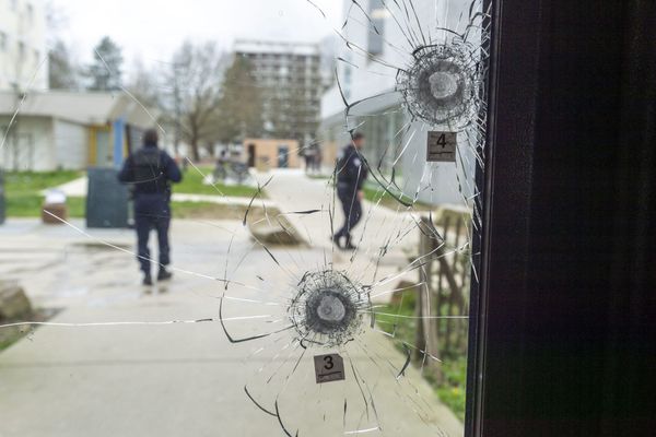 Grosse présence policière dans le quartier du Blosne à Rennes après qu'une fusillade sur fond de réglement de compte et de trafic de drogue ait eu lieu dans la nuit du samedi 9 à dimanche 10 mars