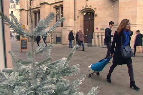 Avec sérénité, Christel entame sa journée pour trouver tous les cadeaux