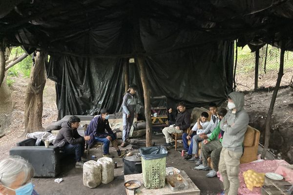 Une cinquantaine de réfugiés afghans vit dans un camp de fortune à Cherbourg. Ils sont inquiets de la situation dans leur pays d'origine.