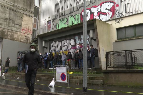 Le 21 décembre dernier, les occupants du gymnase de Talensac étaient relogés dans l'ancienne auberge de jeunesse de la Manu à Nantes