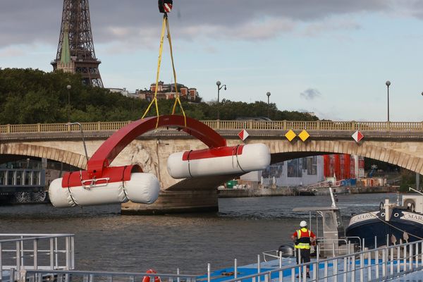 Les infrastructures prévues pour le "test event" de natation en eau libre organisé sur la Seine en vue des JO de Paris 2024, finalement annulé dimanche 6 août.