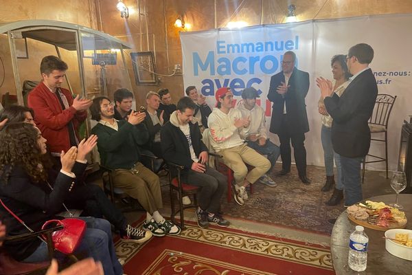 Des soutiens marnais d'Emmanuel Macron réunis dans un bar de Reims avec les députés de la majorité présidentielle Aina Kuric et Eric Girardin, le 10 avril 2022.