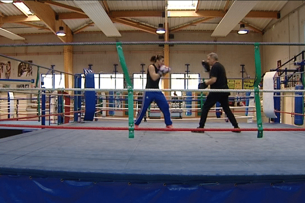 Pour préparer les championnats du monde WBA super-légers, la Clermontoise Farida El Hadrati se prépare avec 2 entraînements quotidiens.