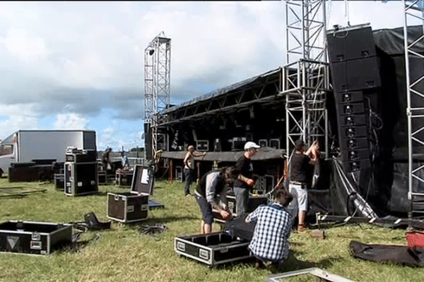 Dernier préparatifs à Montmartin-sur-Mer avant le coup d'envoi de la 24e édition du festival Chauffer dans la noirceur.