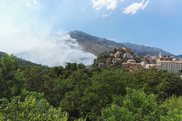 27/06/16 - Un important incendie s'est déclaré juste derrière Corte (Haute-Corse), mobilisant d'importants moyens terrestres et aériens