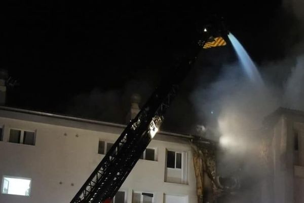 Les pompiers ont empêchés le feu de se propager aux appartements