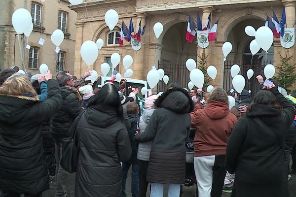 Un lâché de ballons en hommage à Loana tuée et violée il y a un an à Sedan.