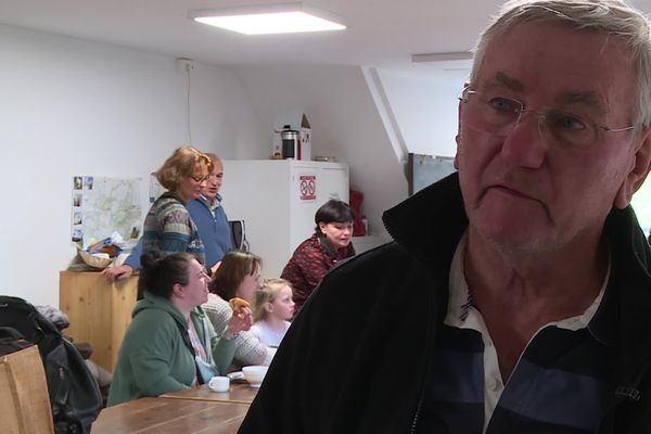 Jacques Dubus, à l'origine de deux convois à destination de la Pologne et de la Roumanie, avec des familles ukrainiennes derrière lui. Sur cette photo, tous viennent juste d'arriver à Millau en Aveyron, après plus de 30 heures de voyage.