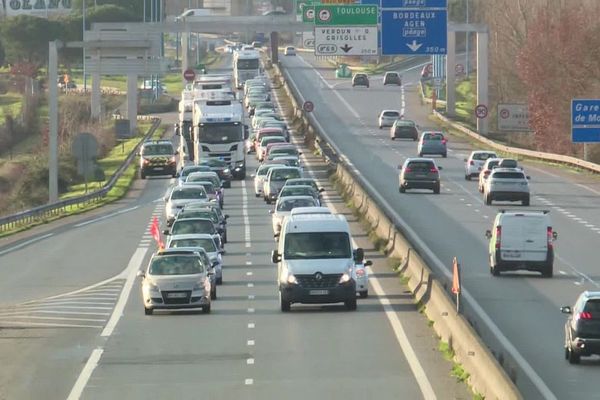 Une centaine de salariés a participé à l'opération de ralentissement du trafic sur l'autoroute puis sur la rocade de Montauban.