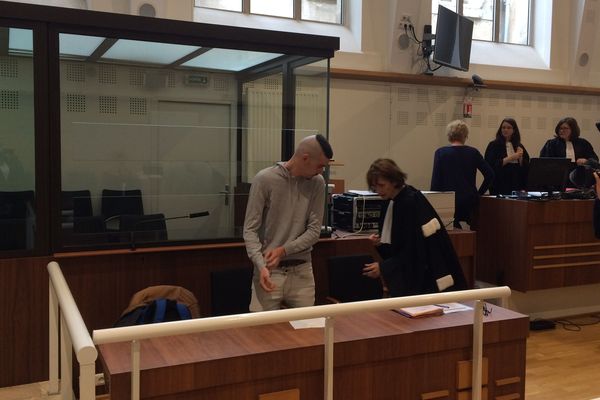 Anthony Flament, à côté de son avocate, arrive à son procès devant les Assises de la Corrèze.