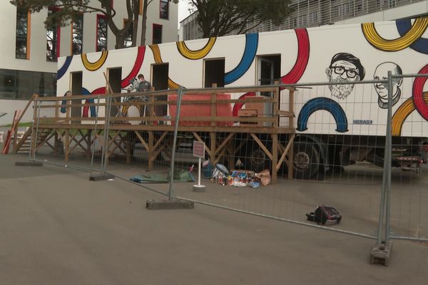 Les élèves du lycée professionnel Joseph Wresinski d'Angers recyclent un container frigorifique pour qu'il puisse accueillir des sans-abris. 