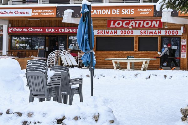 Des loueurs de skis fermés le 5 janvier 2021 à Villard-de-Lans (Isère) après la décision du gouvernement de maintenir fermées les remontées mécaniques en station.