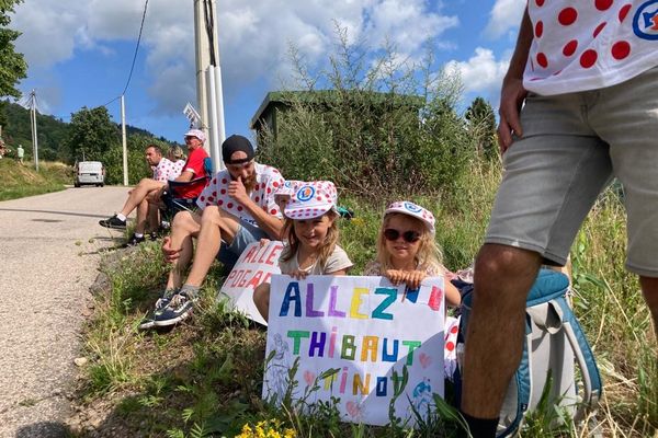 Des spectateurs belges, hollandais, allemands, en plus des français venus nombreux pour supporters les coureurs du Tour 2023, ici sur les routes des Cols vosgiens.