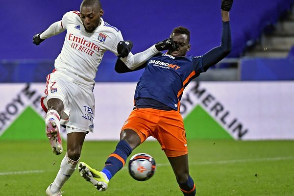 Toko Ekambi avec le maillot de l'OL.