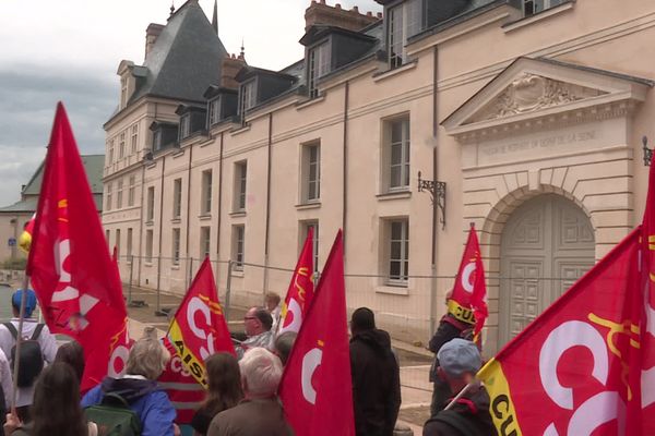 Une centaine de manifestants se sont regroupés devant le château de Villers-Cotterêts, ce mardi 12 septembre, pour demander des emplois publics.