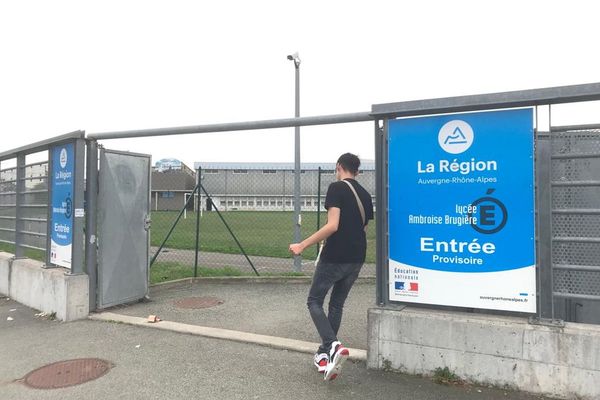 Ce mercredi, un rassemblement devant le lycée Ambroise-Brugière de Clermont-Ferrand est au coeur d'une polémique.