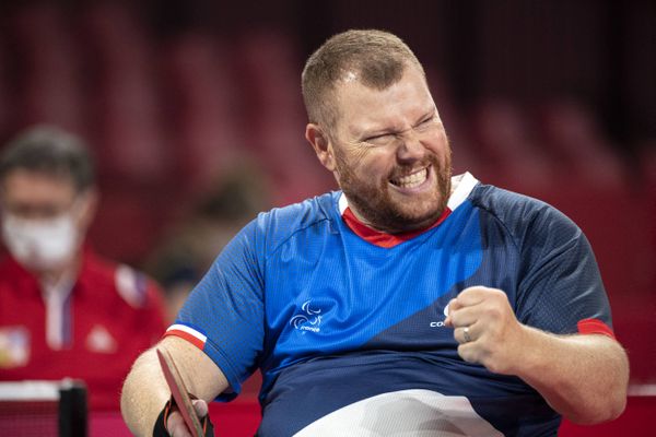 Fabien Lamirault, lors de sa victoire à la finale de tennis de table (classe 2) aux Jeux paralympiques de Tokyo, lundi 30 août 2021.