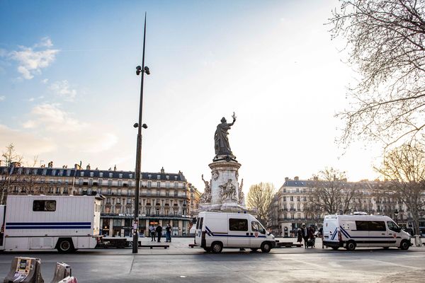 Des membres des forces de l'ordre postés sur la place de la République, mardi à Paris.